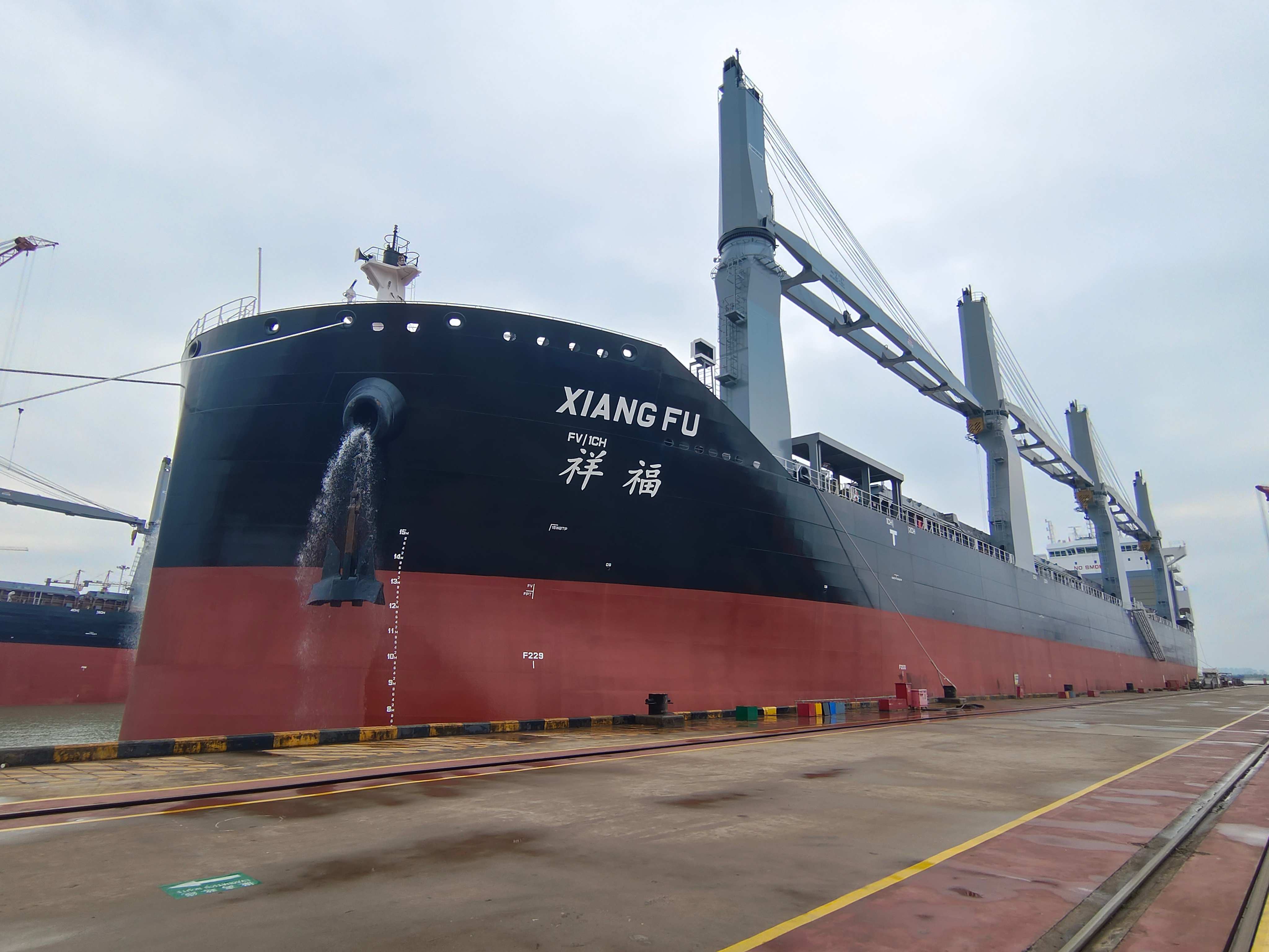 _public_huayangmaritime_aap_202504_09acd78e78804bd2a319422c2f19a18c_图片5- 重吊船 “祥福”轮.jpg